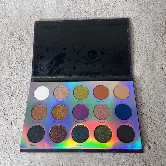 Villains Misunderstood Eyeshadow Palette - Picture 1 of 3